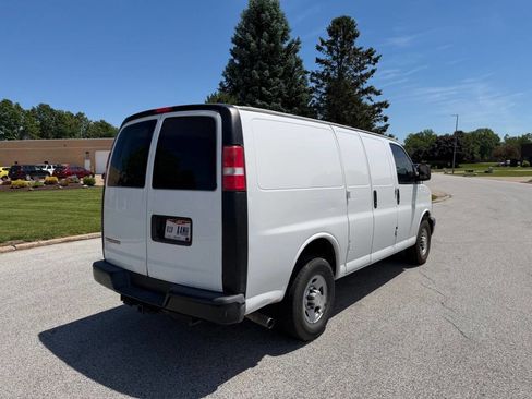 Used 2017 Chevrolet Express 2500 RWD image 4