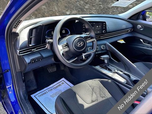 Used 2025 Hyundai Elantra SE FWD image 11