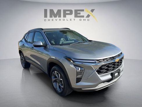 Used 2025 Chevrolet Trax LT w/ LT Convenience Package FWD image 7