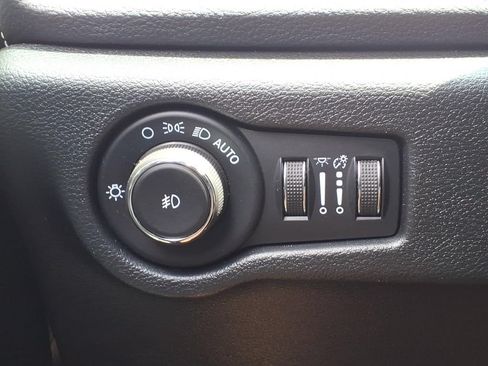 Used 2025 Chrysler Pacifica Limited FWD image 35