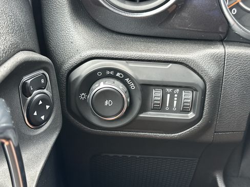 Used 2021 Jeep Wrangler Unlimited Sport AWD/4WD image 28