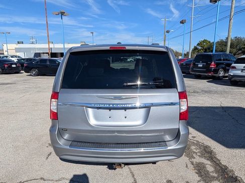 Used 2016 Chrysler Town & Country Touring image 5