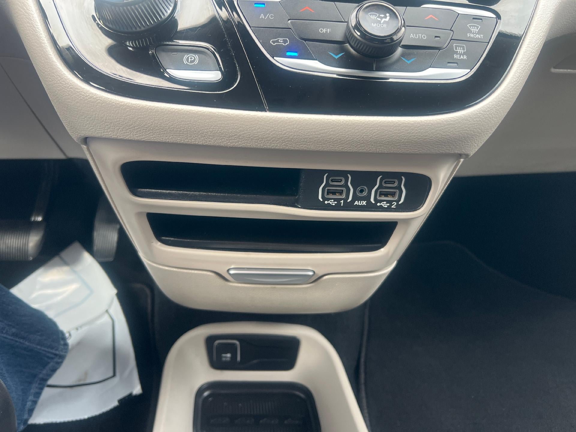 Used 2024 Chrysler Pacifica Touring-L FWD image 17