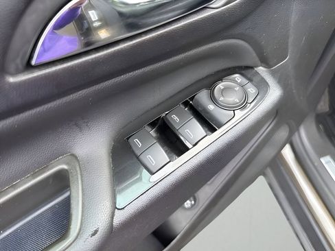 Used 2024 Chevrolet Equinox Premier image 23