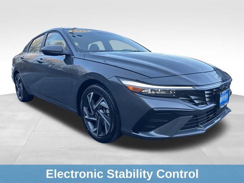 Used 2025 Hyundai Elantra SEL image 11