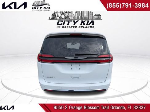 Used 2022 Chrysler Pacifica Touring-L w/ Uconnect Theater Family Group FWD image 5