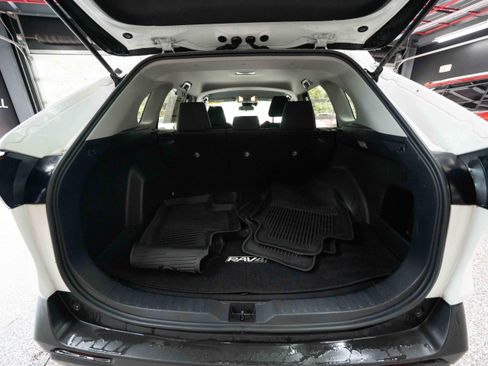 Used 2019 Toyota RAV4 LE w/ Carpet Mat Package AWD/4WD image 28