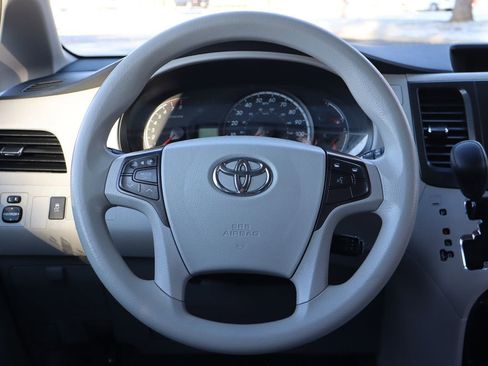 Used 2014 Toyota Sienna LE image 18