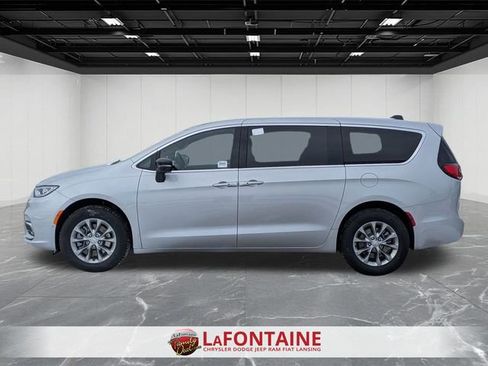 New 2026 Chrysler Pacifica Limited w/ Uconnect Theater Family Group image 2