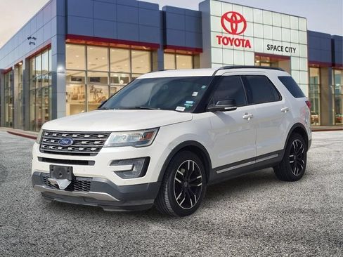 Used 2016 Ford Explorer XLT w/ Equipment Group 202A FWD image 2