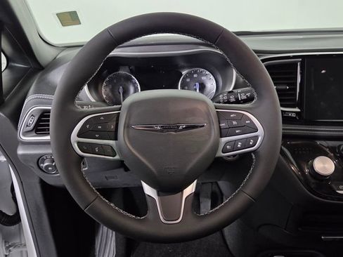 Used 2026 Chrysler Pacifica Select image 17