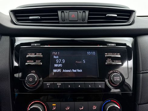 Used 2017 Nissan Rogue S image 4