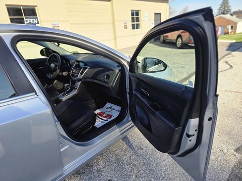 Used 2016 Chevrolet Cruze LT w/ Technology Package image 12