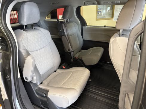 Used 2023 Toyota Sienna LE FWD image 32