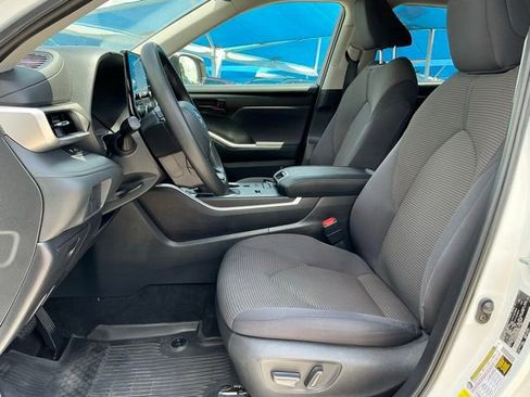 Used 2022 Toyota Highlander L FWD image 12