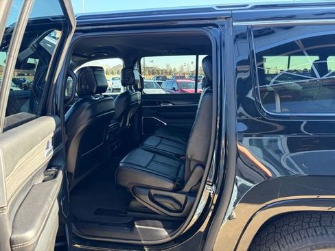 Used 2024 Jeep Wagoneer L Series II image 23