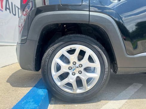Used 2017 Jeep Renegade Latitude FWD image 22