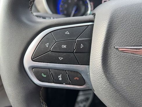 Certified 2023 Chrysler Pacifica Touring-L image 21