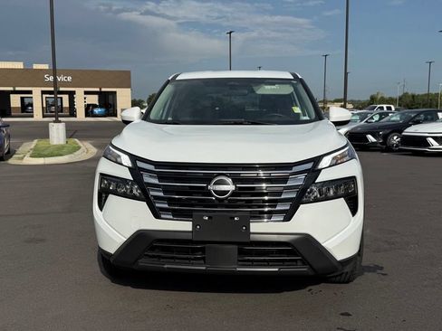 Used 2024 Nissan Rogue SV FWD image 2