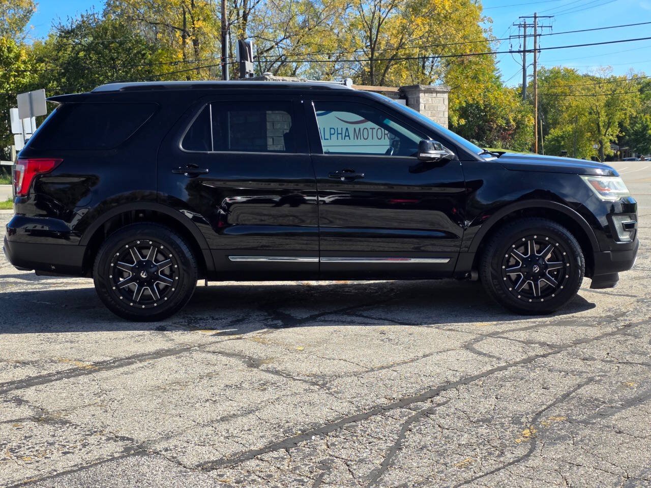 Used 2017 Ford Explorer XLT w/ Equipment Group 202A FWD image 7