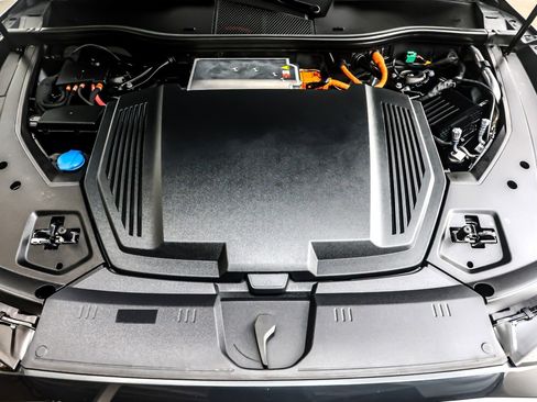 Used 2024 Audi Q8 e-tron Premium Plus image 12