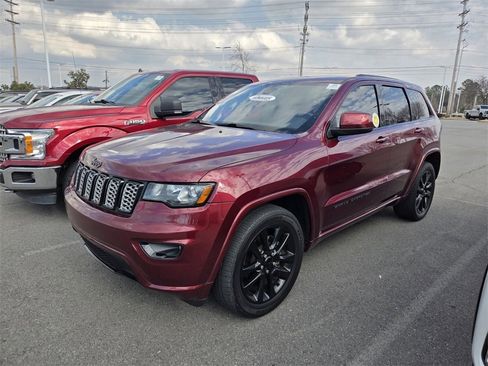 Used 2017 Jeep Grand Cherokee Altitude image 10
