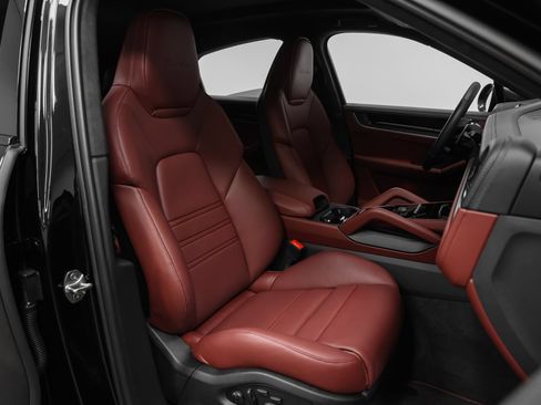 Certified 2024 Porsche Cayenne Turbo AWD/4WD image 30