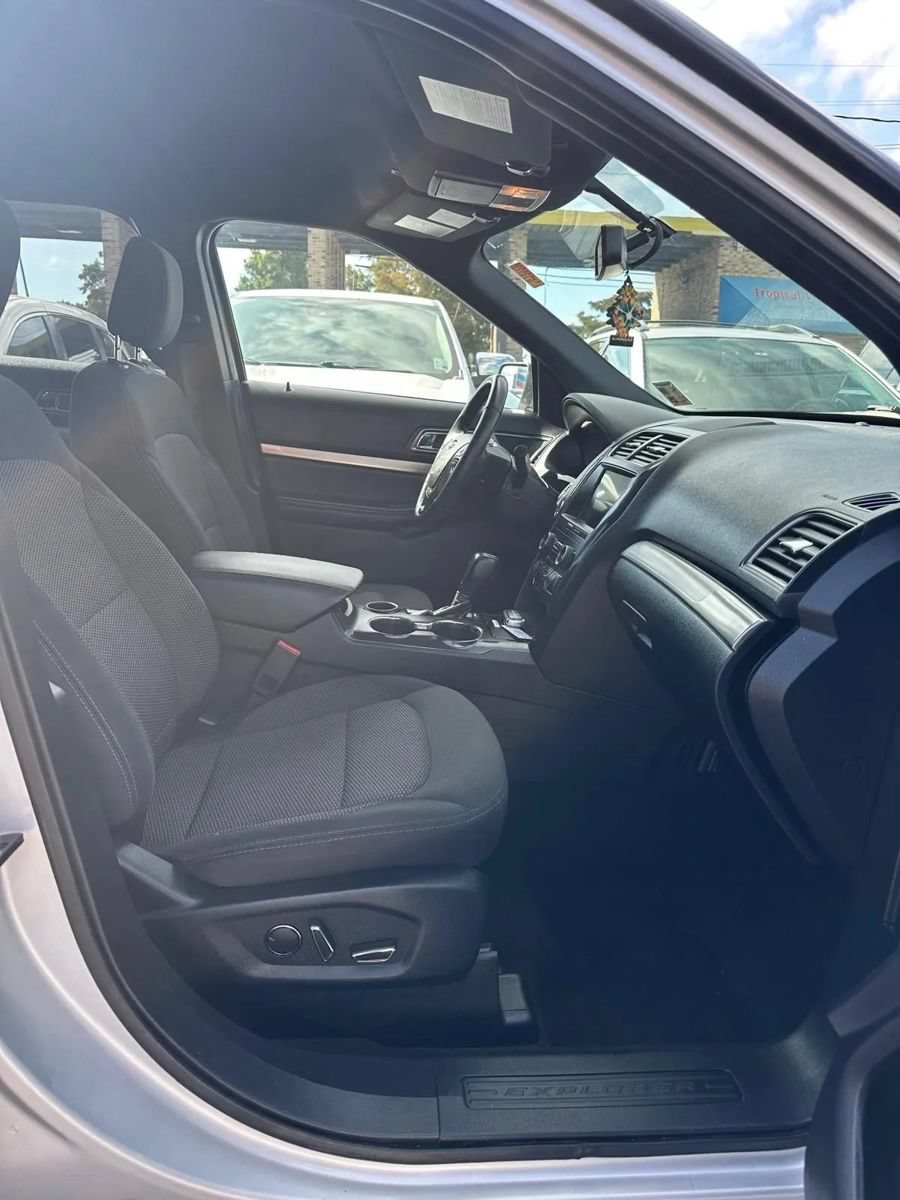 Used 2018 Ford Explorer XLT w/ Equipment Group 201A FWD image 13
