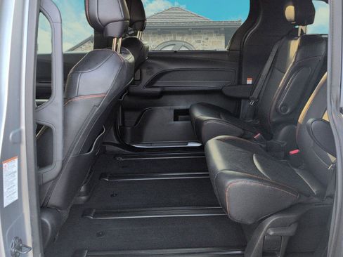 Used 2024 Toyota Sienna AWD image 7