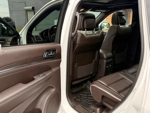 Used 2019 Jeep Grand Cherokee Overland AWD/4WD image 11