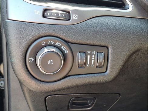 Used 2021 Jeep Cherokee Latitude Plus FWD image 18