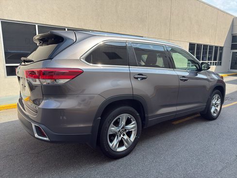 Used 2019 Toyota Highlander Limited AWD/4WD image 3