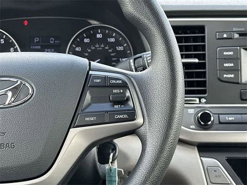 Used 2017 Hyundai Elantra SE image 9