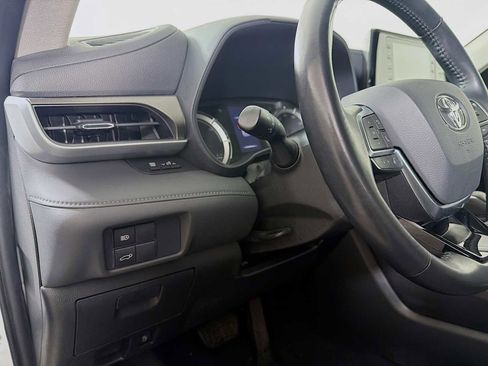 Used 2021 Toyota Highlander LE image 8