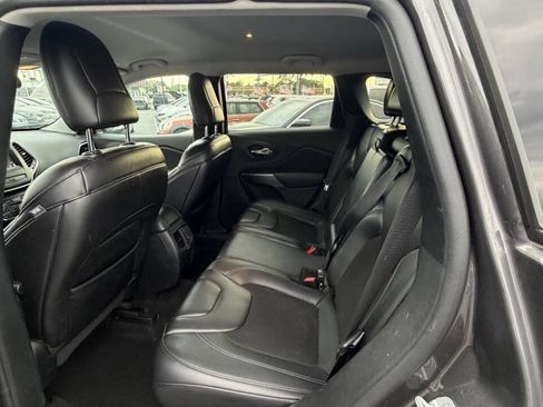 Used 2019 Jeep Cherokee Latitude Plus w/ Cold Weather Group AWD/4WD image 12