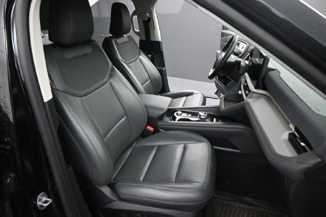 Used 2025 Ford Explorer Active w/ Active Comfort Package AWD/4WD image 14