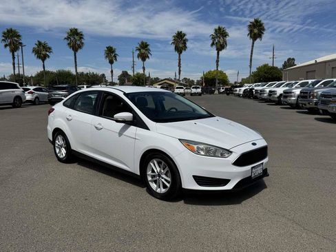 Used 2015 Ford Focus SE FWD image 2