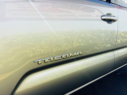 Used 2022 Toyota Tacoma TRD Sport image 11