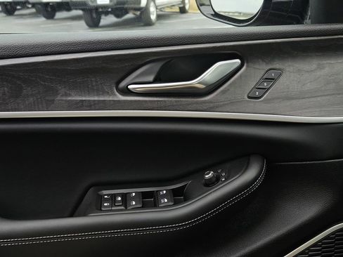 New 2025 Jeep Grand Cherokee Limited w/ Black Appearance Package image 26