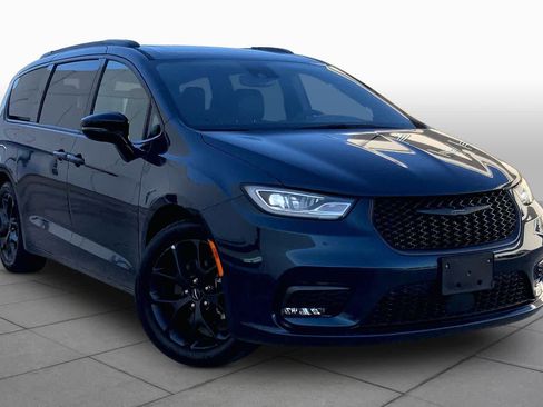 Used 2025 Chrysler Pacifica Limited FWD image 3
