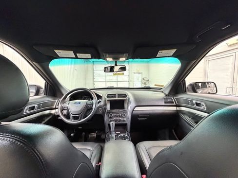 Used 2017 Ford Explorer XLT w/ Equipment Group 202A FWD image 25