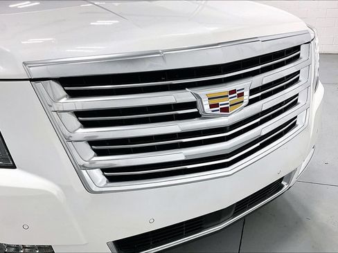 Used 2018 Cadillac Escalade Platinum AWD/4WD image 35