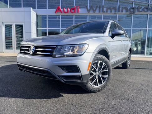Used 2020 Volkswagen Tiguan SE w/ Panoramic Sunroof Package image 2