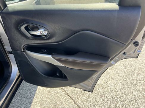 Used 2018 Jeep Cherokee Limited w/ Luxury Group image 16