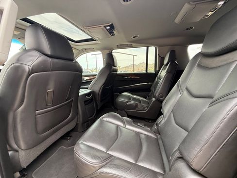 Used 2019 Cadillac Escalade ESV Luxury AWD/4WD image 17