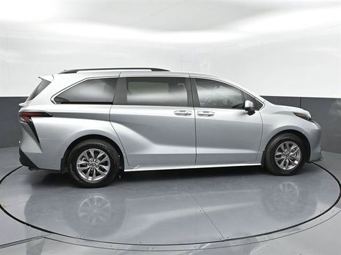 Used 2025 Toyota Sienna XLE FWD image 28