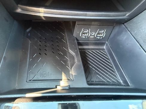 Used 2025 Chrysler Pacifica Limited FWD image 27