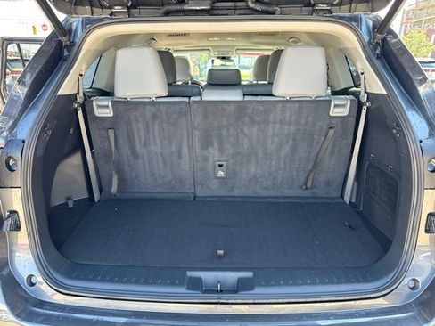 Used 2022 Toyota Highlander XLE AWD/4WD image 11