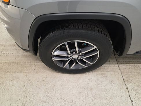 Used 2018 Jeep Grand Cherokee Limited image 2