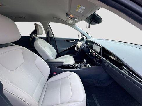 Used 2023 Kia Niro EX image 31